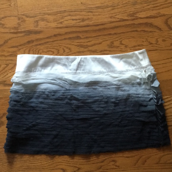 Bebe ombre mini skirt size large 100% silk - Picture 4 of 5